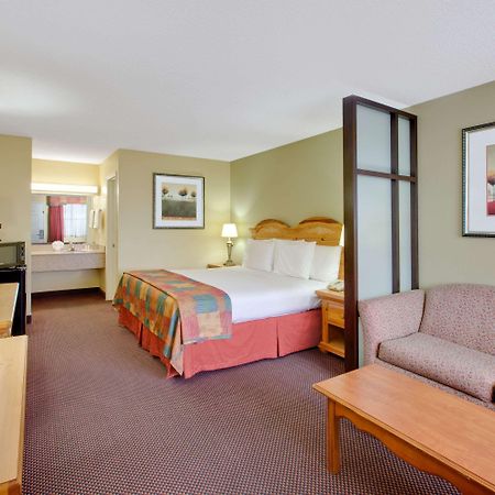 Baymont By Wyndham Terrell Hotel Buitenkant foto