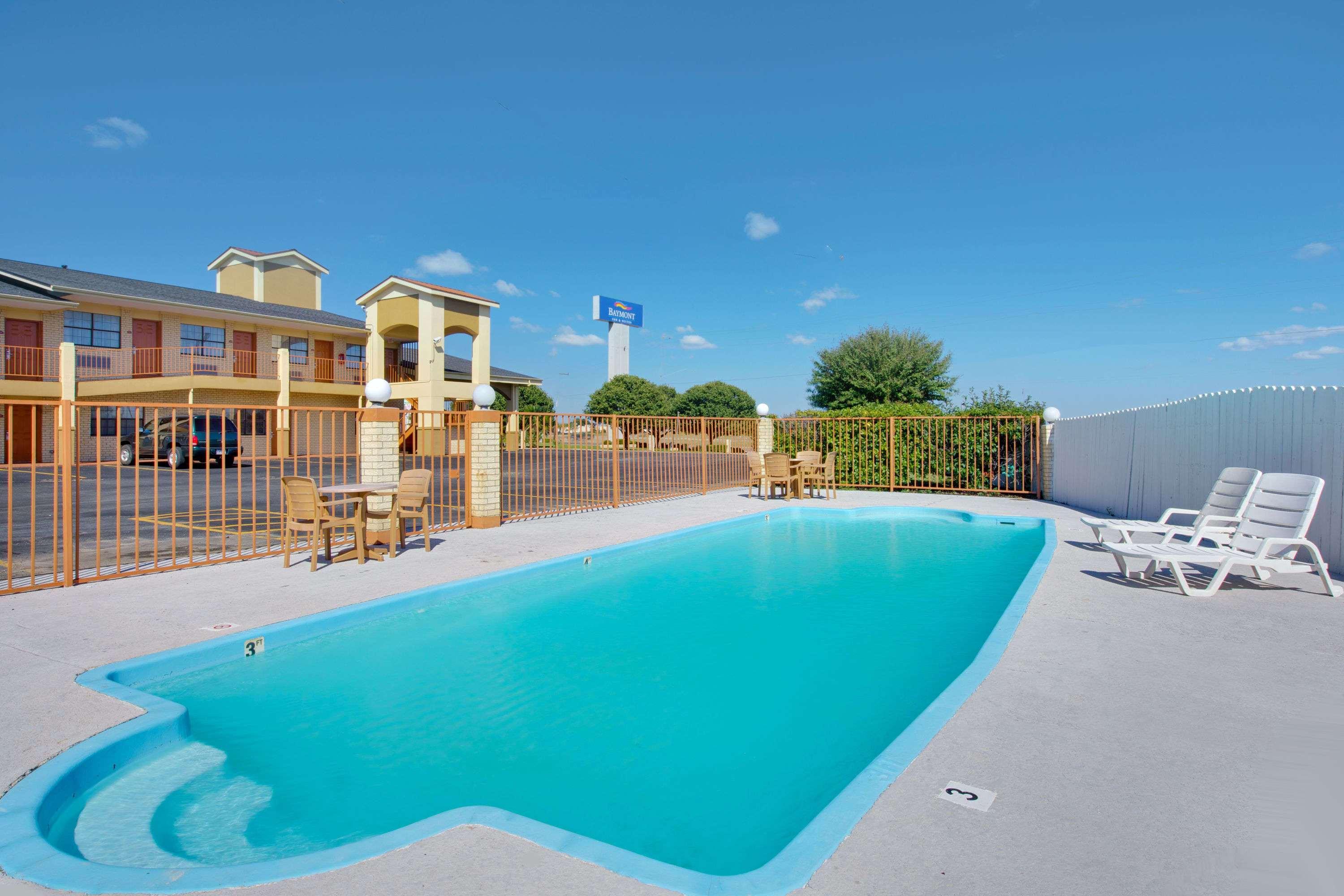 Baymont By Wyndham Terrell Hotel Buitenkant foto
