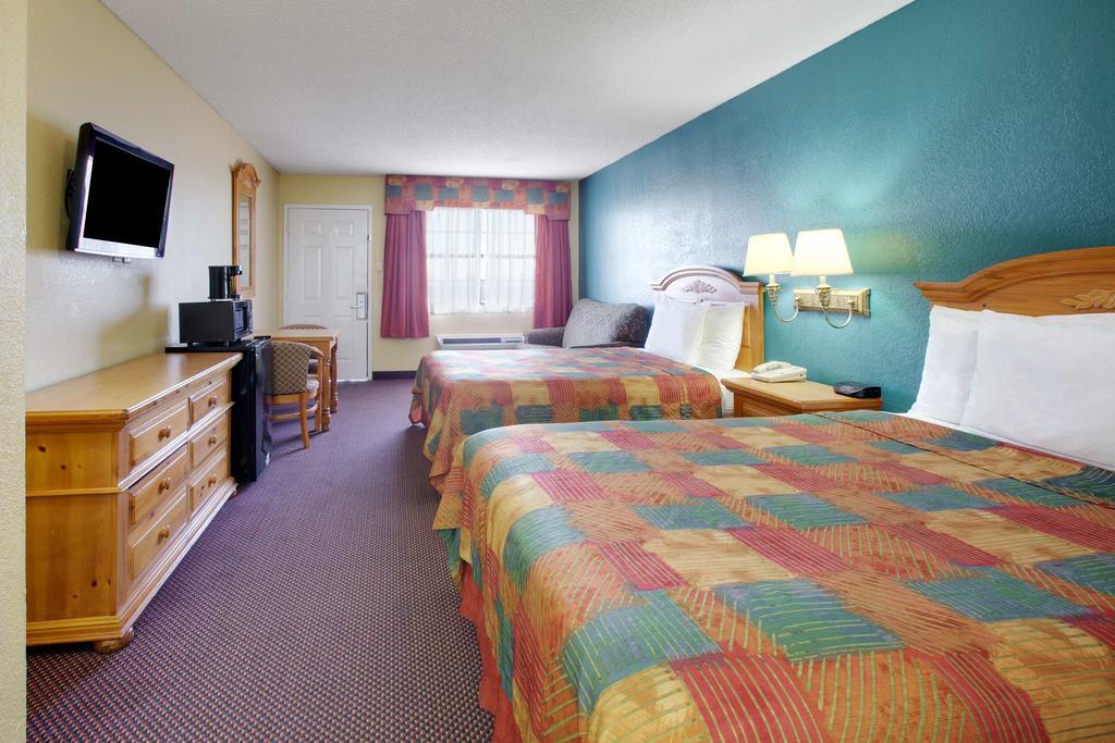 Baymont By Wyndham Terrell Hotel Buitenkant foto